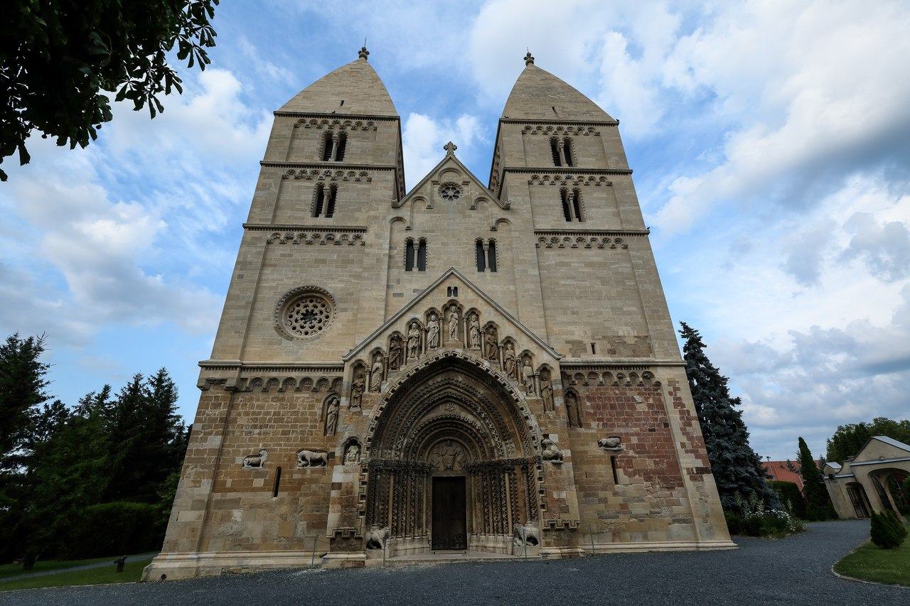 Романский храм (Яке) — Венгрия